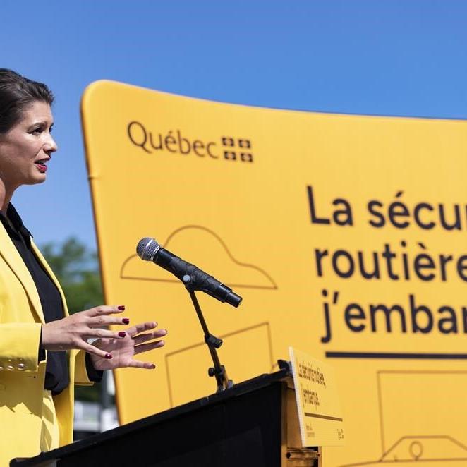 Quebec transport minister apologizes after being photographed without seatbelt